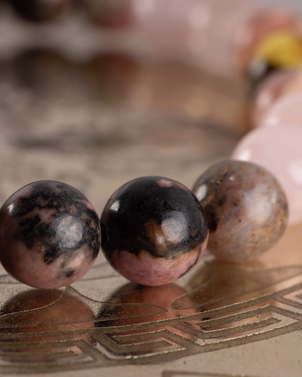 Detalle macro de las cuentas de Rodonita Encaje Negro de la pulsera Saule