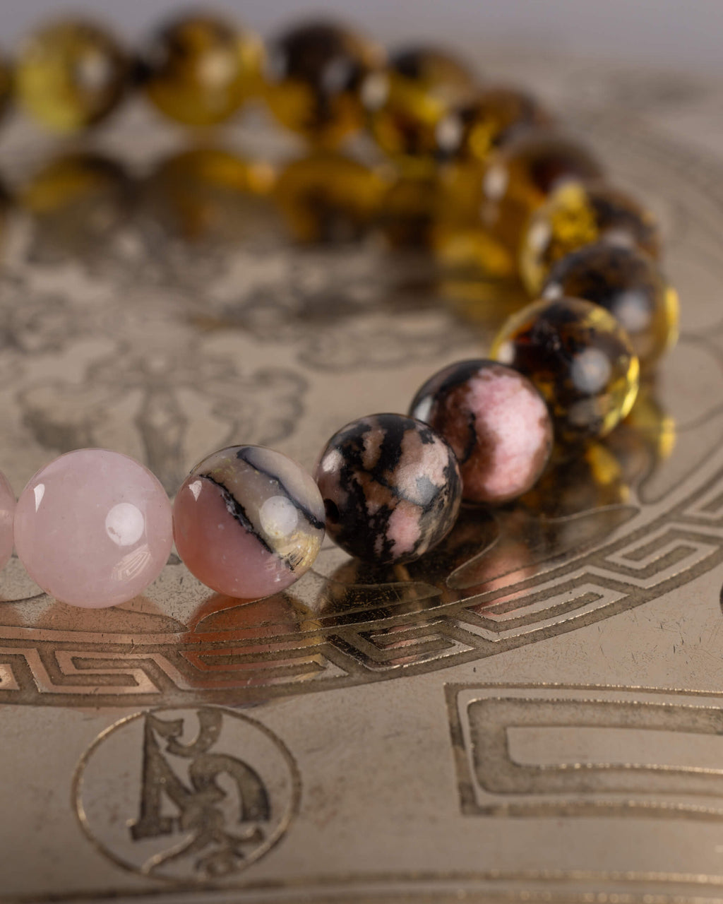 Detalle macro de las cuentas de Cuarzo Rosa, Ópalo Rosa y Rodonita de la pulsera Saule