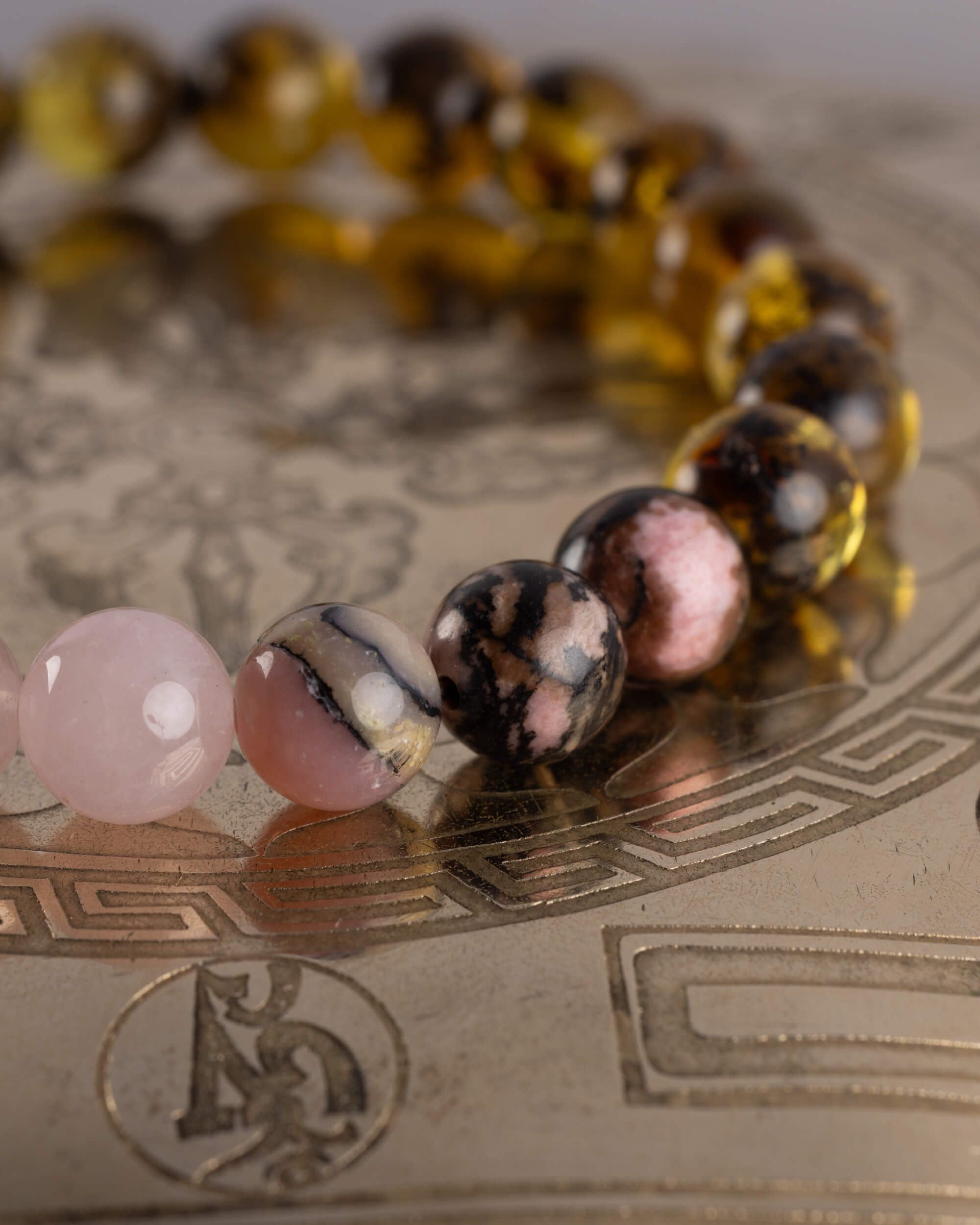 Detalle macro de las cuentas de Cuarzo Rosa, Ópalo Rosa y Rodonita de la pulsera Saule