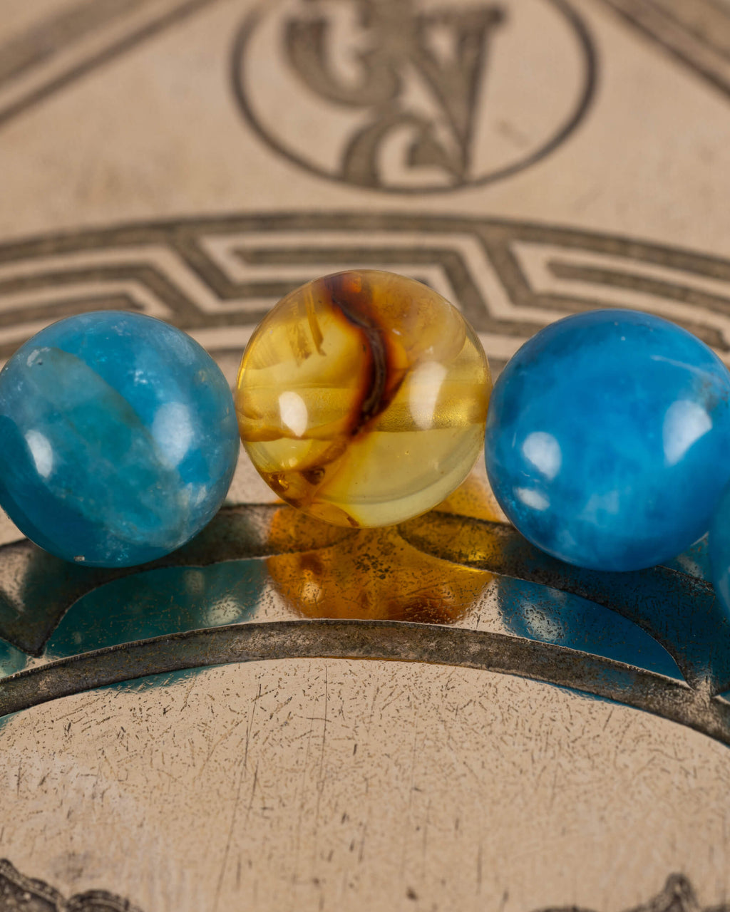 Detalle macro de las cuentas de Apatita Azul y Ámbar de la pulsera Tamanuiterā