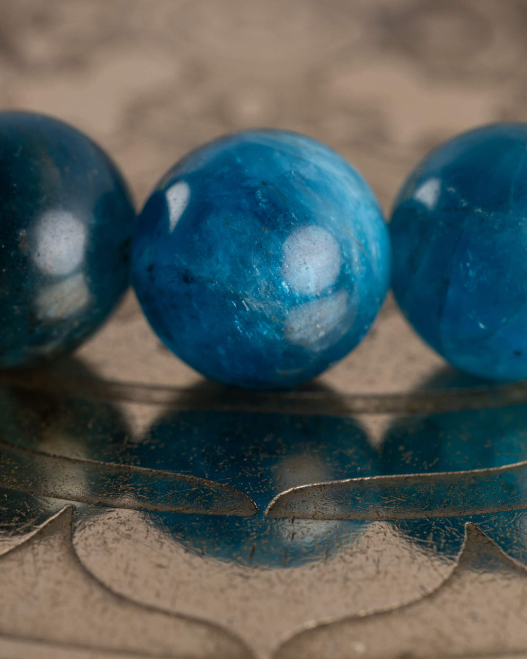 Detalle macro de las cuentas facetadas de Apatita Azul de la pulsera Tamanuiterā