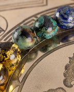 Detalle macro de las cuentas de Turquesa Africana y Lapislázuli de la Pulsera Utu