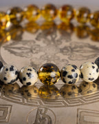 Detalle macro de las cuentas de Jaspe Dálmata y Ámbar de la Pulsera Malakbel