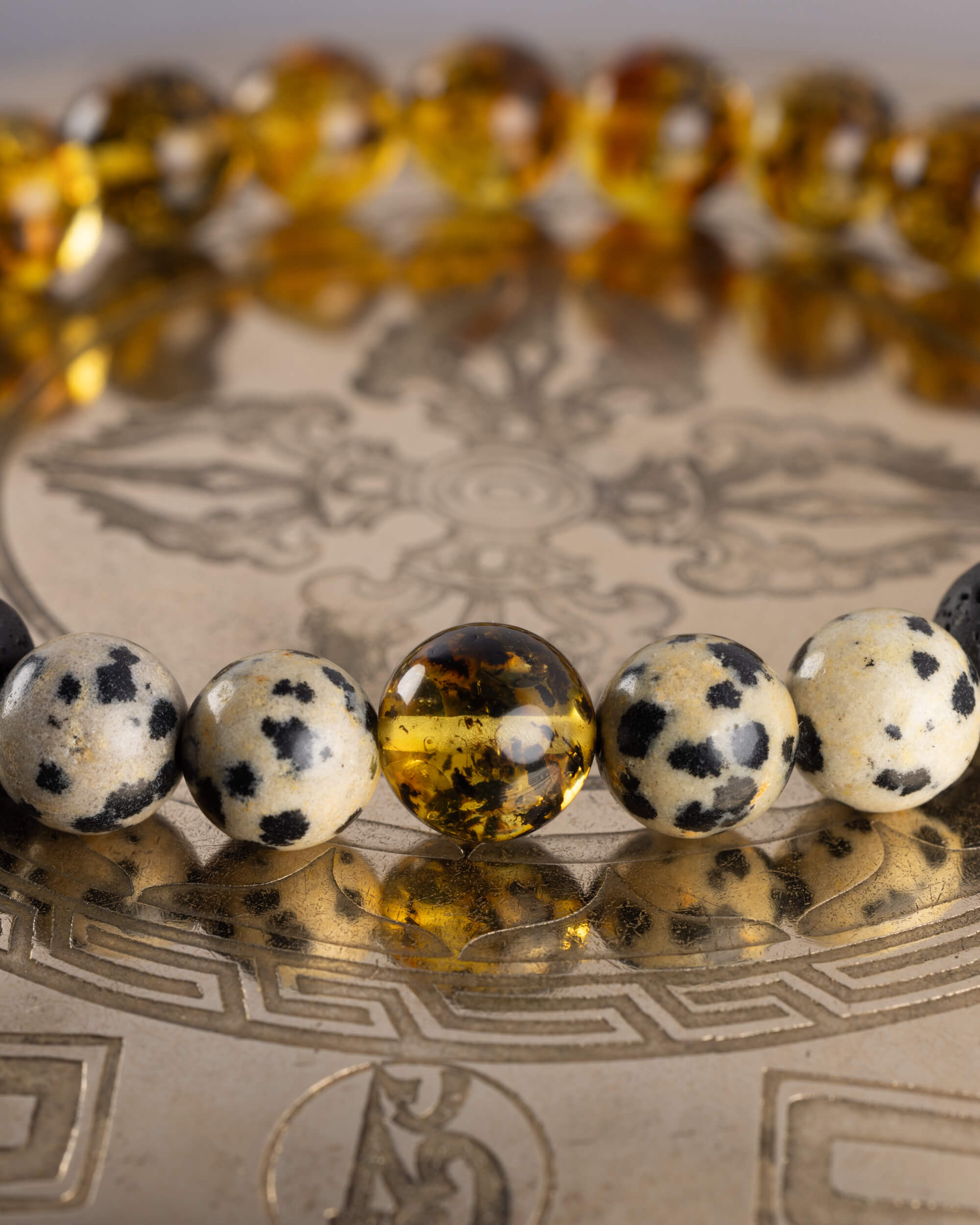 Detalle macro de las cuentas de Jaspe Dálmata y Ámbar de la Pulsera Malakbel