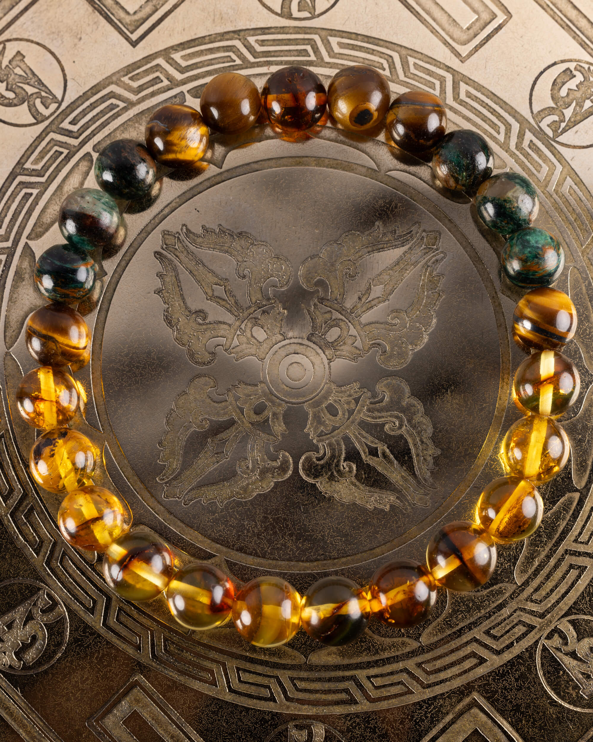 Pulsera Freyr de 8 mm en Ojo de Tigre, Esmeralda en Matriz de Biotita y Ámbar, pieza completa