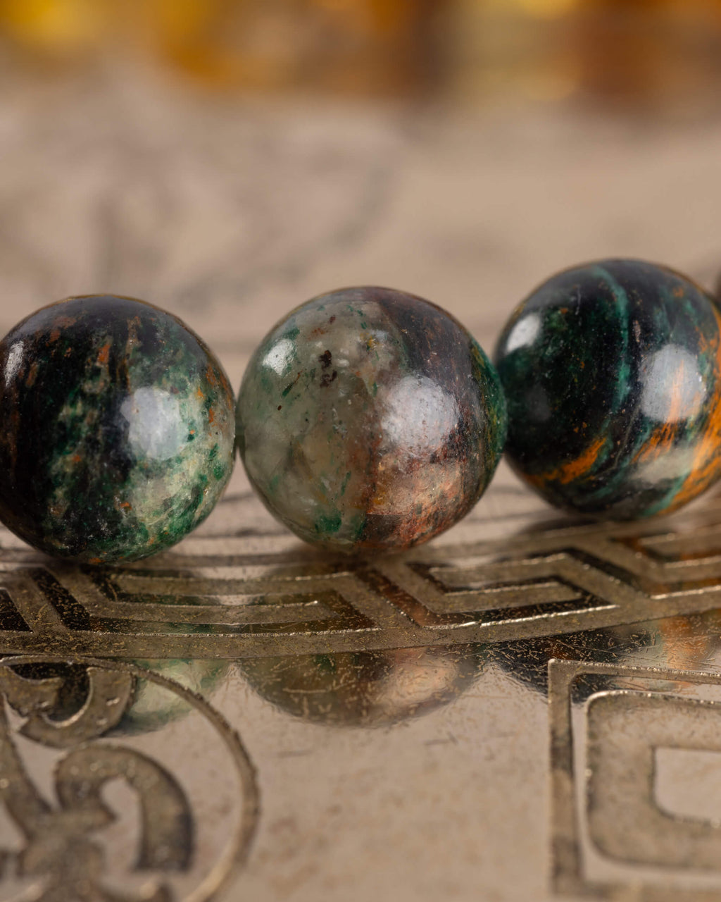 Detalle macro de las cuentas de Esmeralda en Matriz de Biotita de la Pulsera Freyr