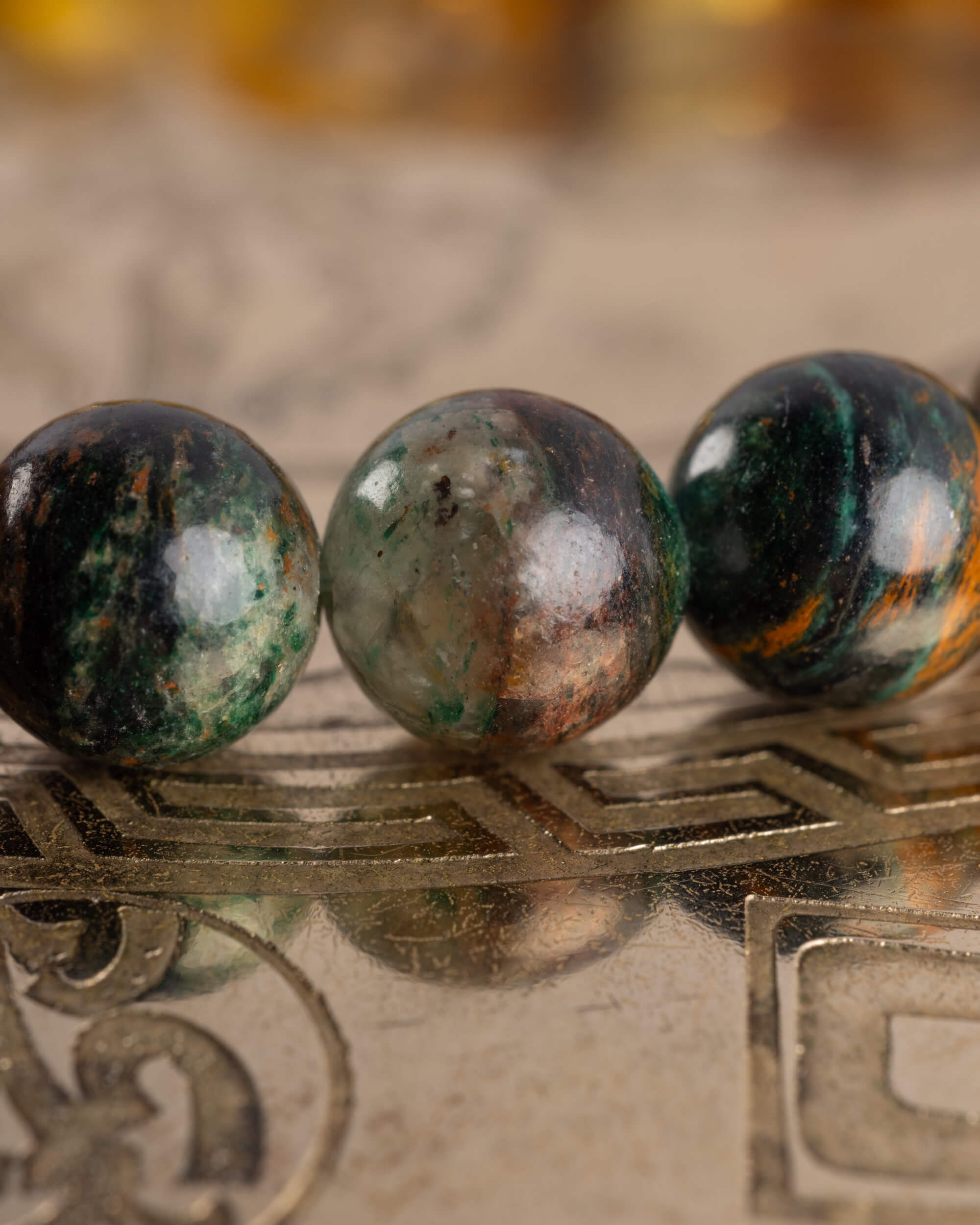 Detalle macro de las cuentas de Esmeralda en Matriz de Biotita de la Pulsera Freyr