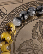 Detalle macro de la union entre Obsidiana Copo de Nieve y Turmalina Negra, pulsera Horus