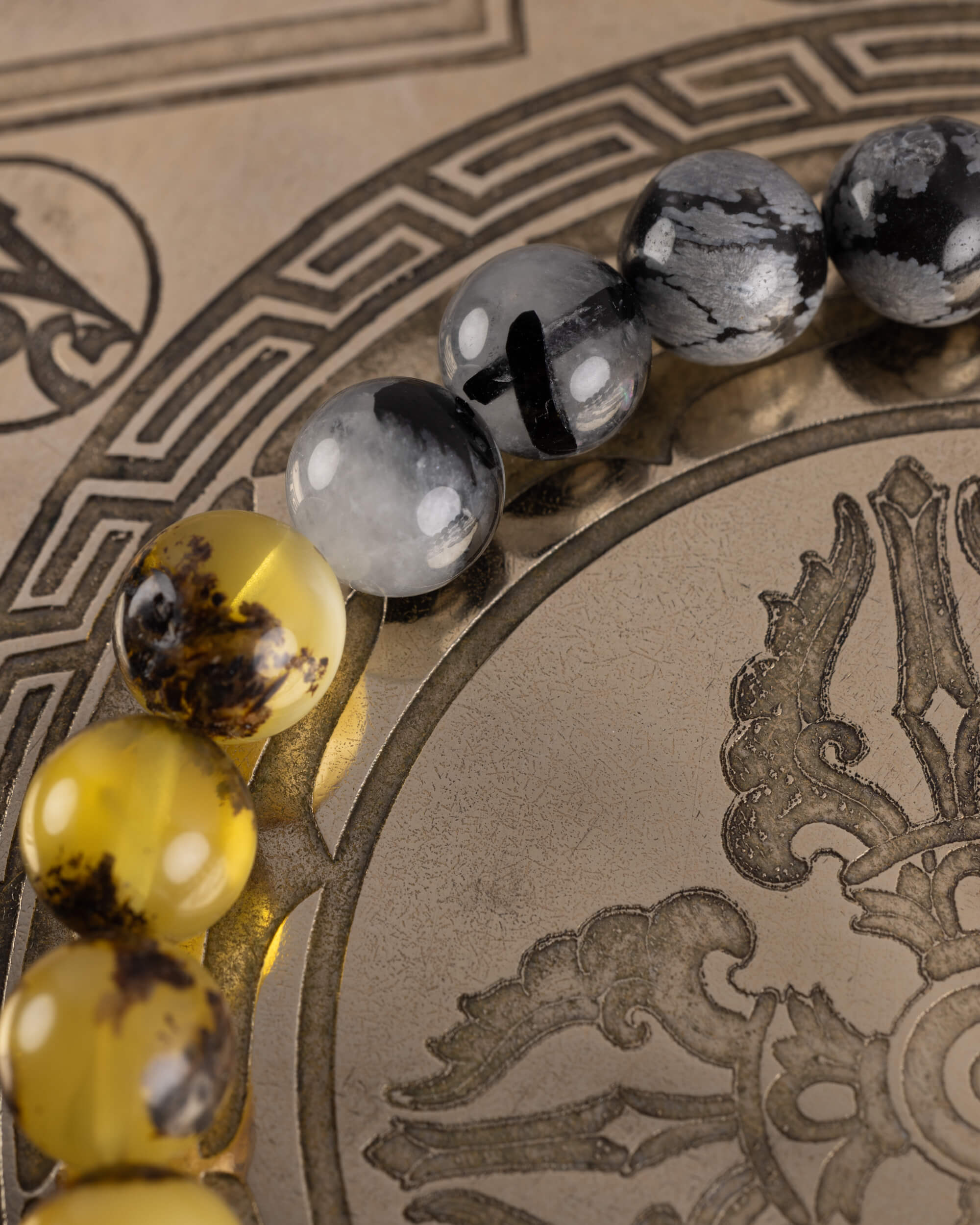 Detalle macro de la union entre Obsidiana Copo de Nieve y Turmalina Negra, pulsera Horus