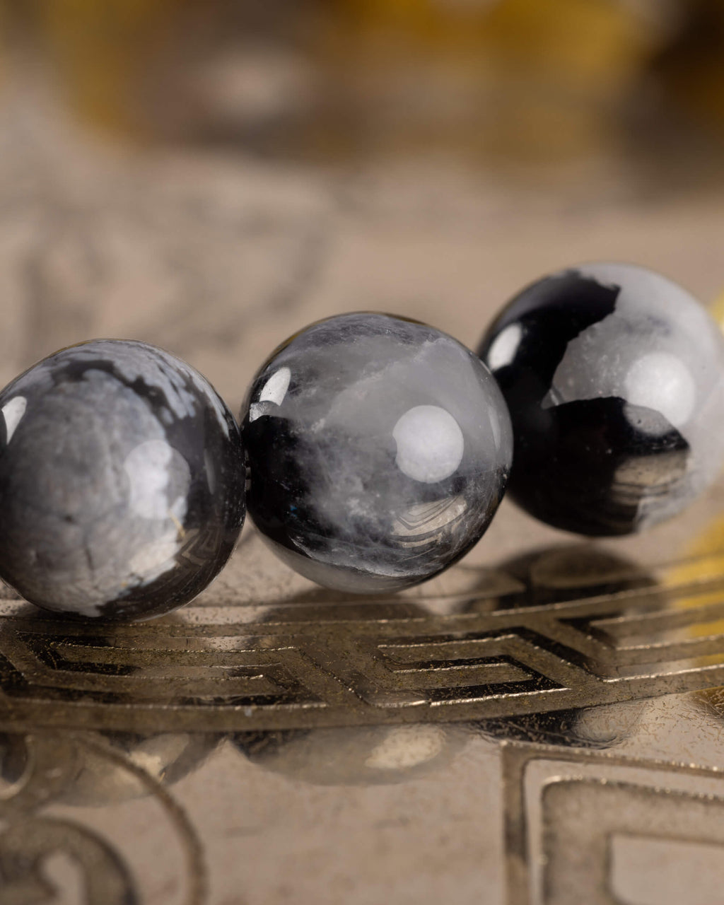 Detalle macro de cuentas de Obsidiana Copo de Nieve, pulsera Horus