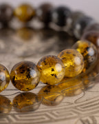 Detalle macro de cuentas de Ámbar en primer plano, pulsera Yhi