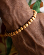 Pulsera de Madera de Sándalo puesta, detalle cercano sobre la muñeca