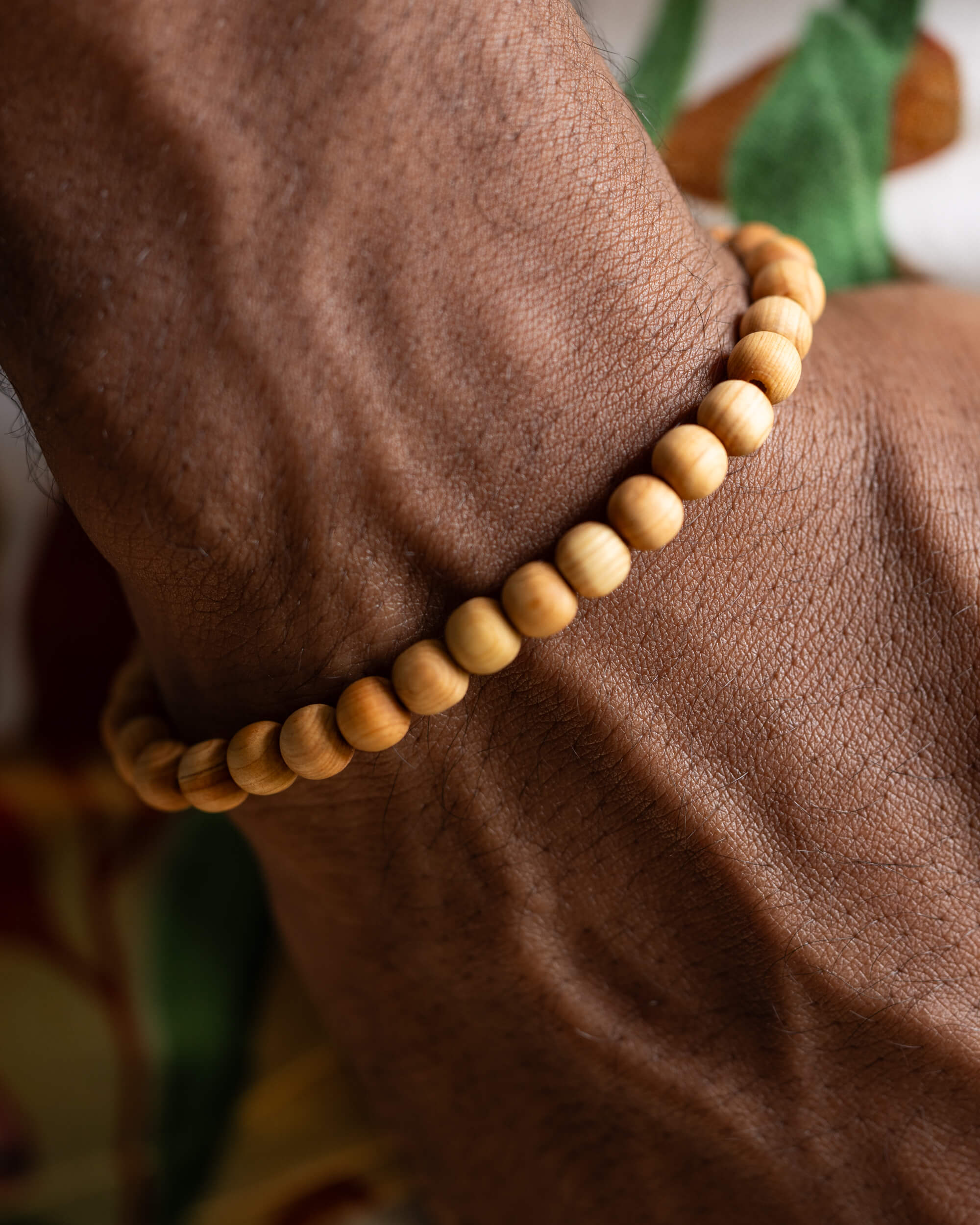 Pulsera de Madera de Sándalo puesta, detalle cercano sobre la muñeca