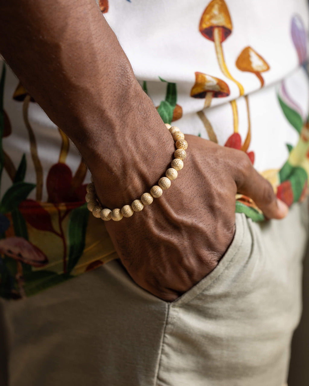 Pulsera de Madera de Bambú puesta en la muñeca, mano dentro del bolsillo