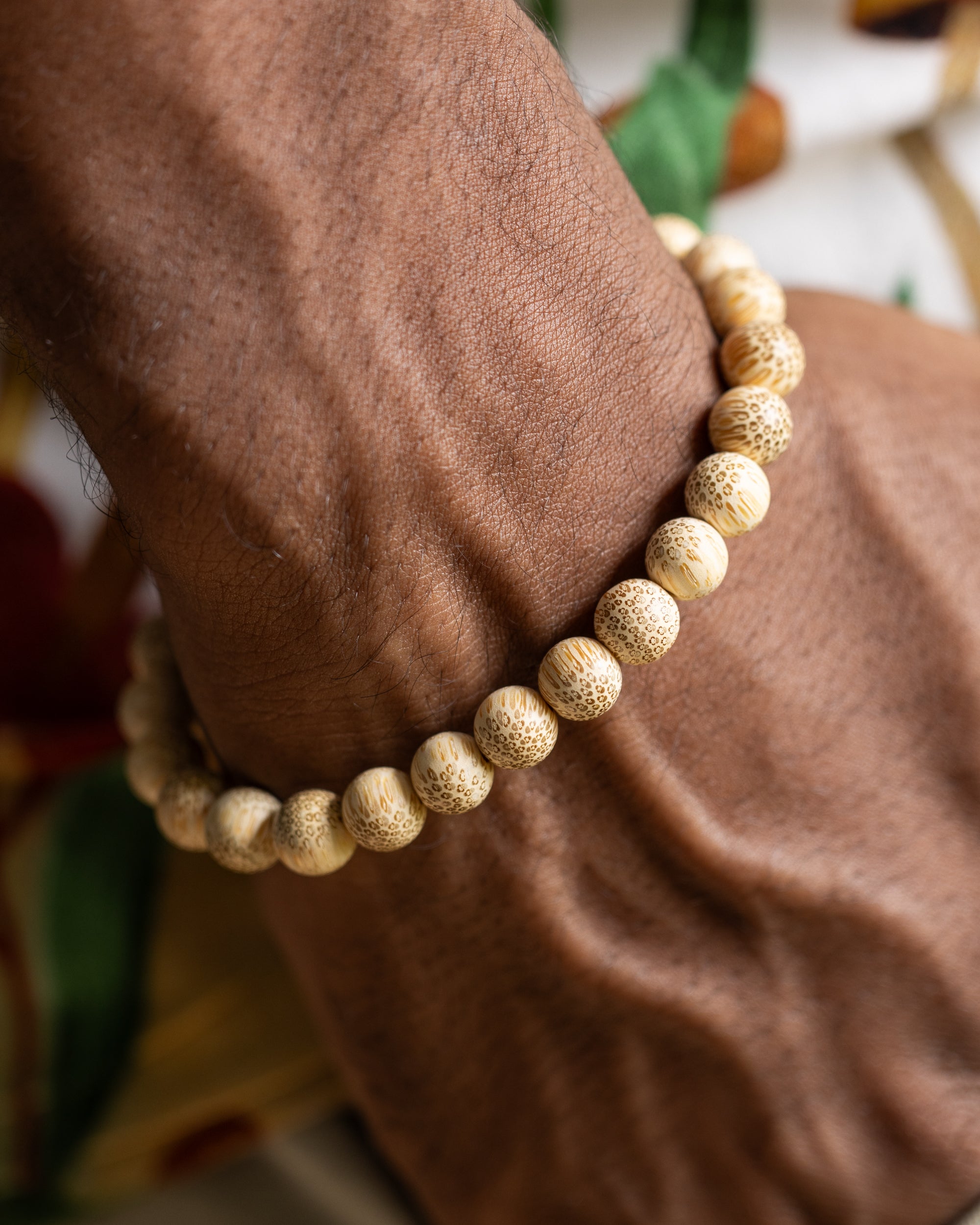 Pulsera de Madera de Bambú puesta en la muñeca, vista desde arriba