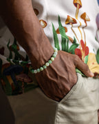 Pulsera de Crisoprasa puesta en la muñeca, mano descansando junto al bolsillo