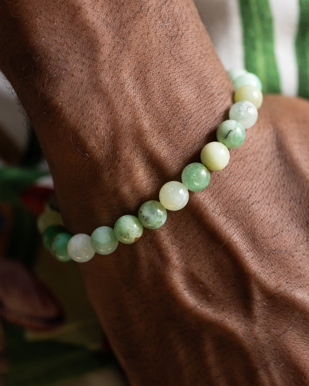 Pulsera de Crisoprasa puesta en la muñeca, tonos verdes sobre piel