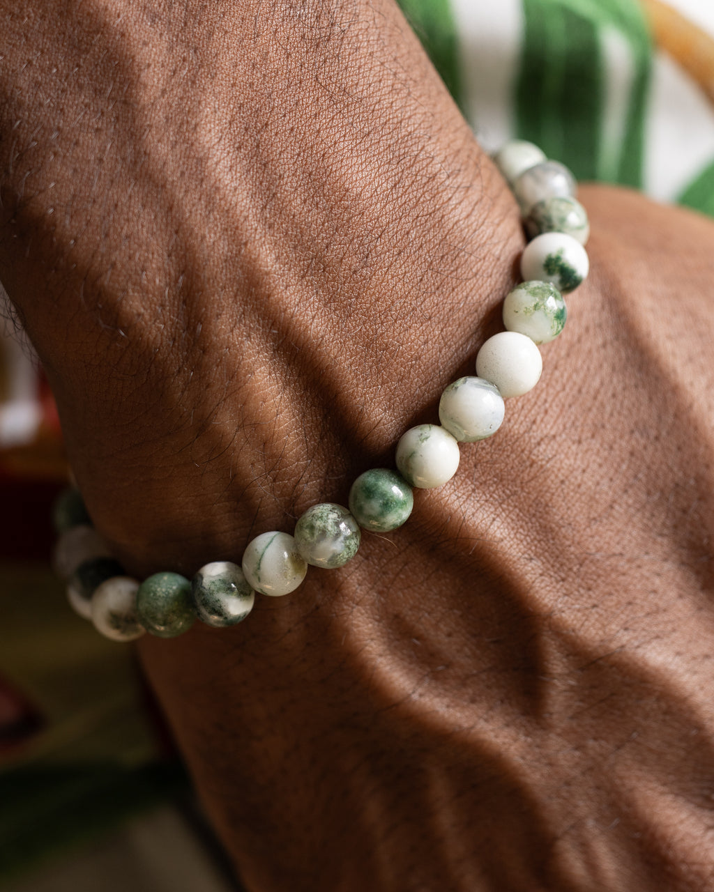 Pulsera de Ágata Arbol puesta en la muñeca, vista de las cuentas blancas y verdes