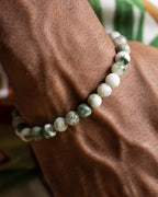 Pulsera de Ágata Arbol puesta en la muñeca, vista de las cuentas blancas y verdes