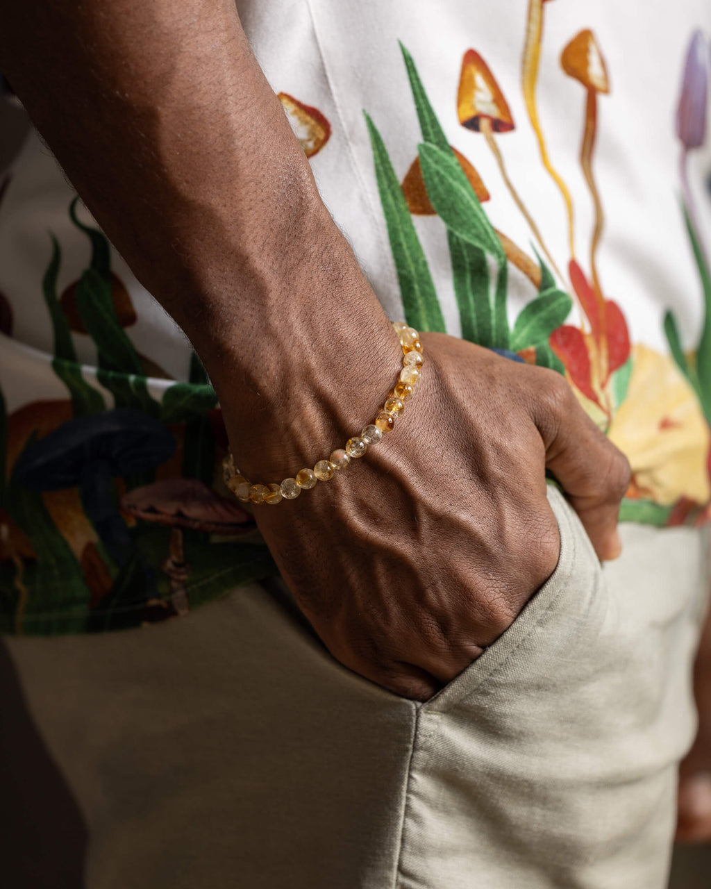 Pulsera de Citrino puesta en la muñeca, mano dentro del bolsillo
