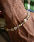 Pulsera de Ágata Gris puesta, detalle cercano sobre la muñeca