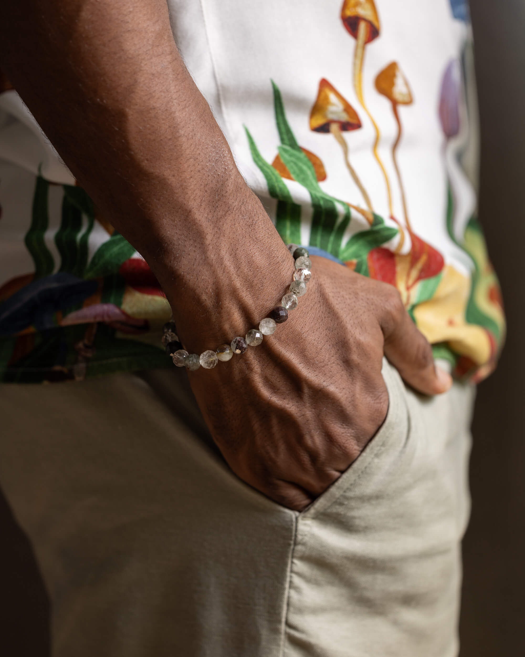 Pulsera de Lodalita puesta en la muñeca, detalle de la mano en el bolsillo