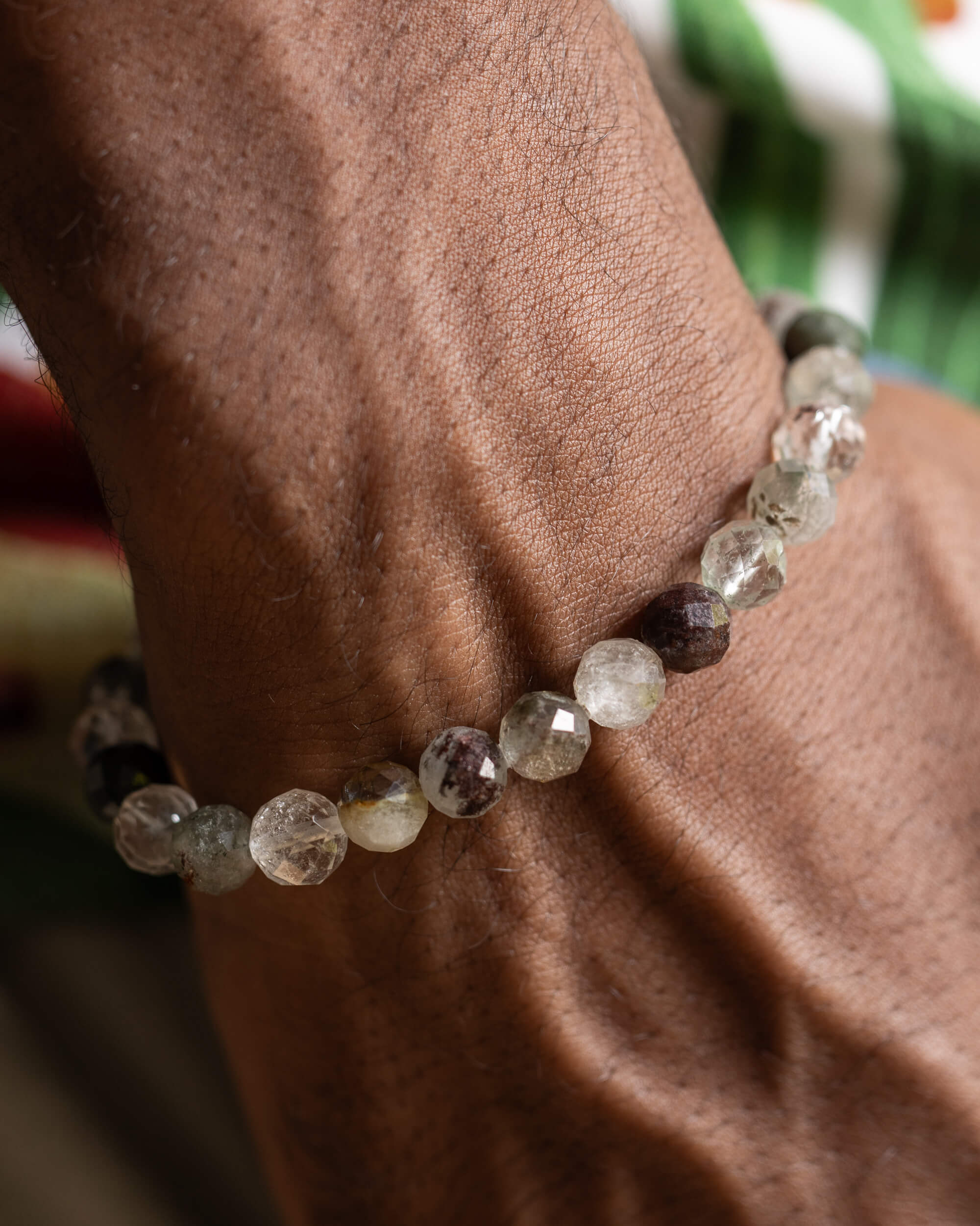 Pulsera de Lodalita puesta en la muñeca, vista desde arriba de las cuentas facetadas