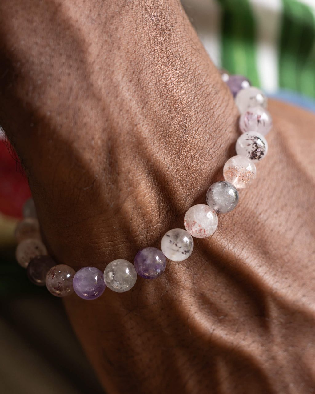 Pulsera de Super 7 puesta en la muñeca, vista desde arriba de las cuentas