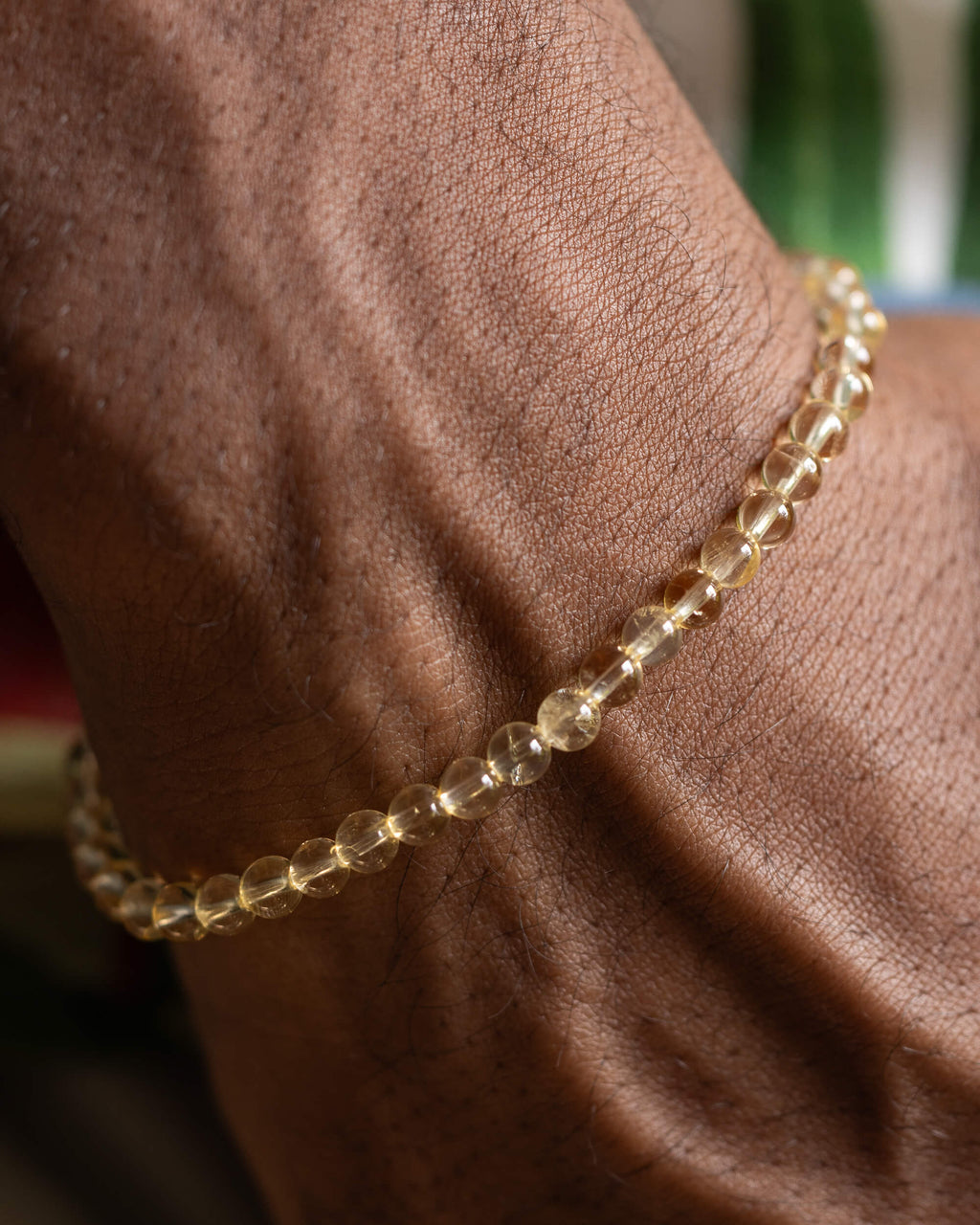 Pulsera de Cuarzo Rutilado puesta en la muñeca, vista desde arriba