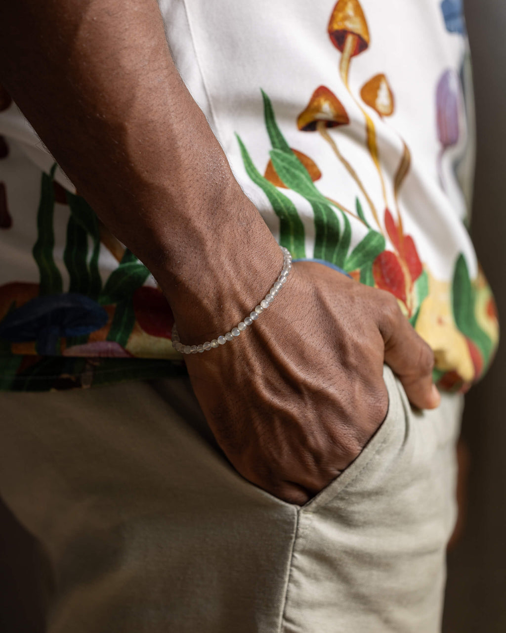 Pulsera de Labradorita puesta en la muñeca, mano dentro del bolsillo