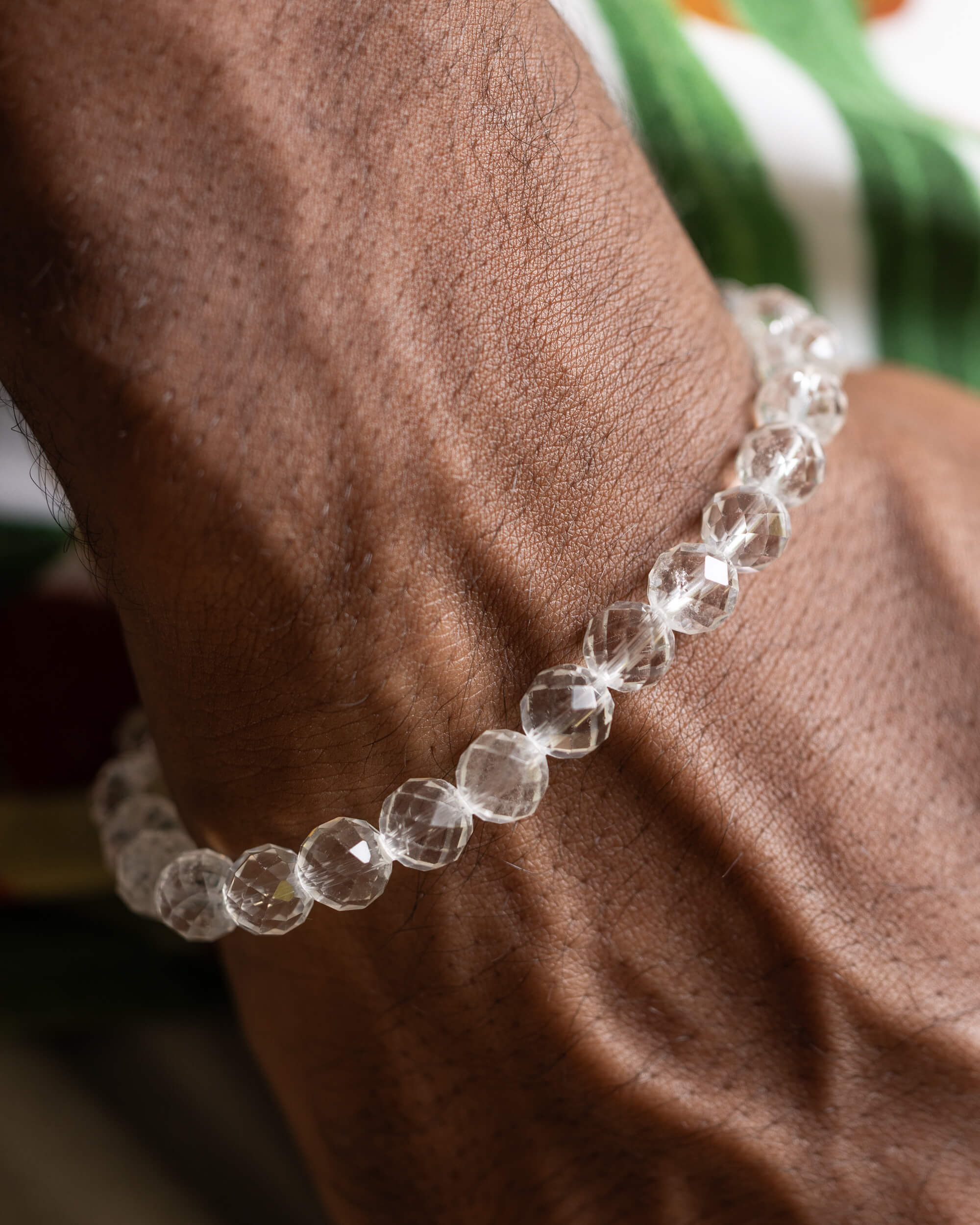 Pulsera de Cuarzo Transparente facetada puesta en la muñeca, vista cercana del antebrazo