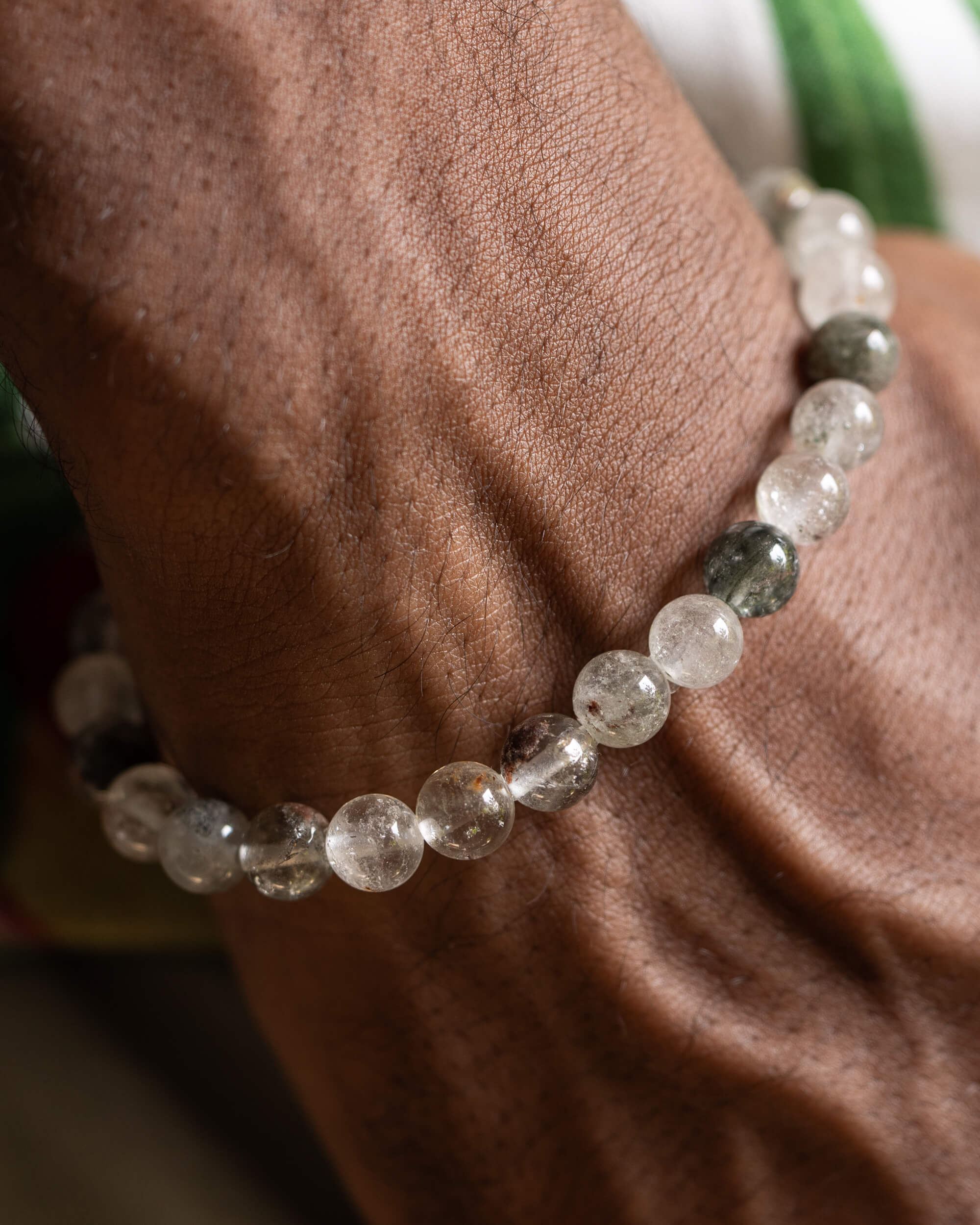 Pulsera de Lodalita puesta en la muñeca, vista cercana desde arriba