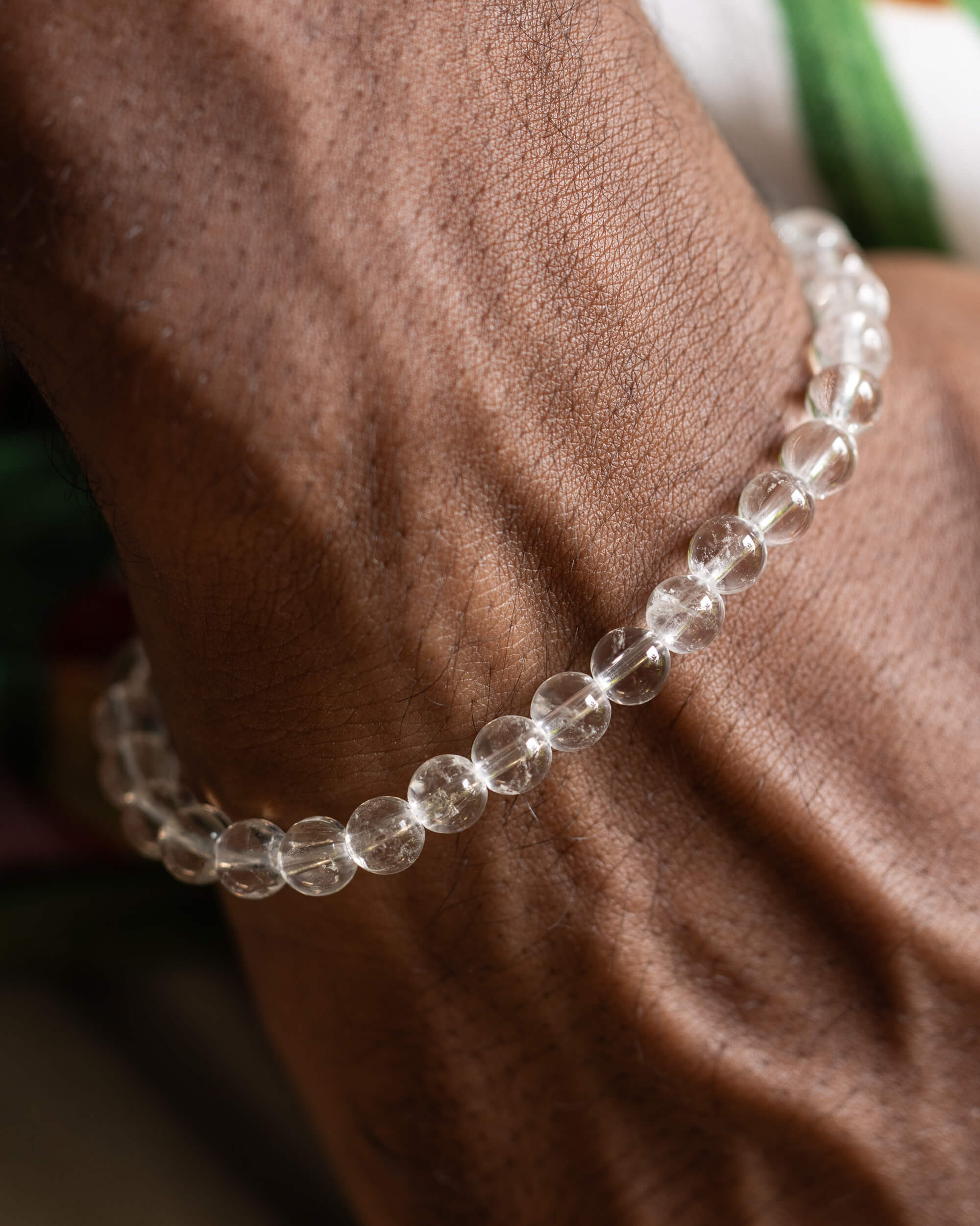 Pulsera de Cuarzo Transparente puesta en muñeca, cuentas claras y brillantes