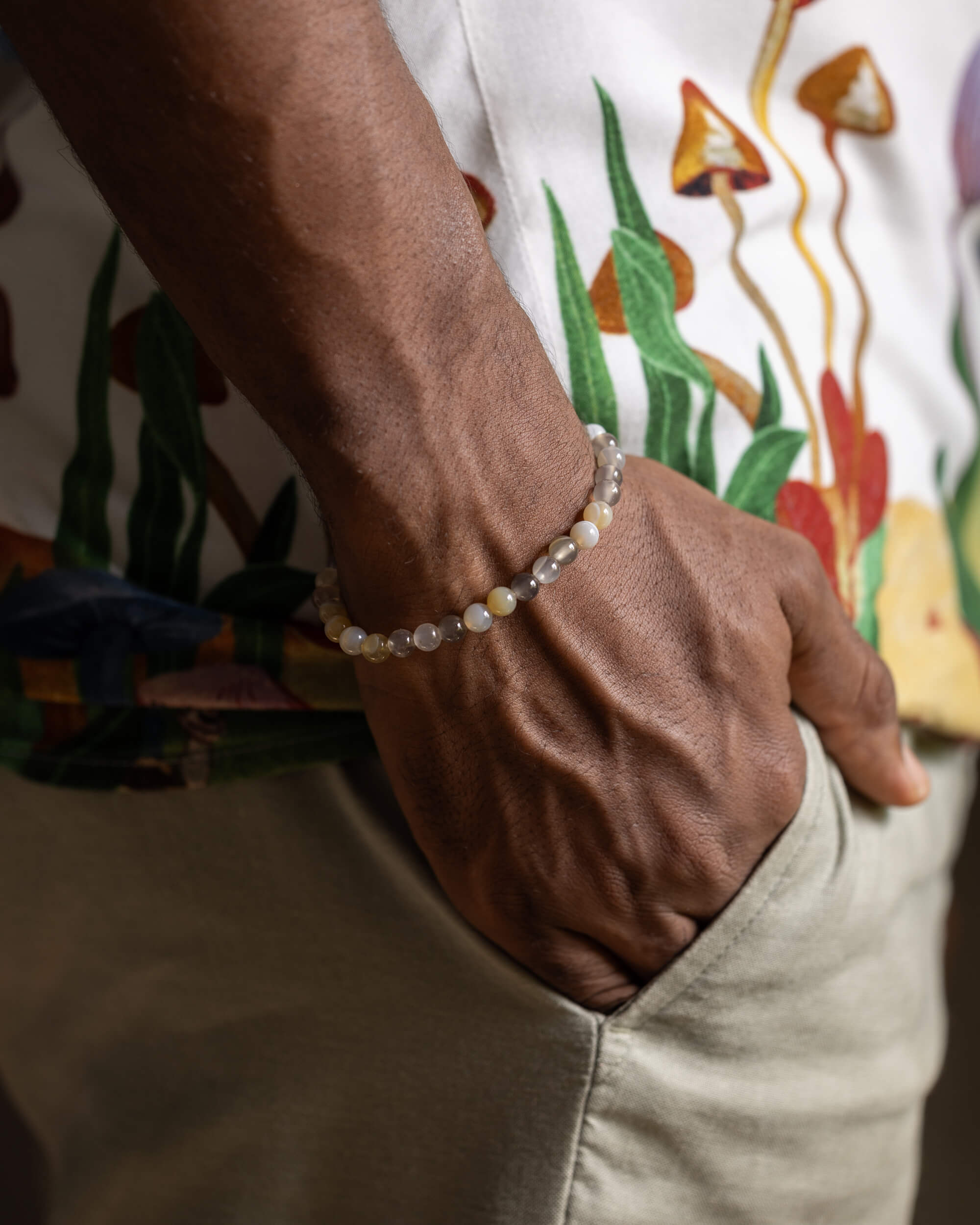 Pulsera de Ágata Gris puesta en la muñeca