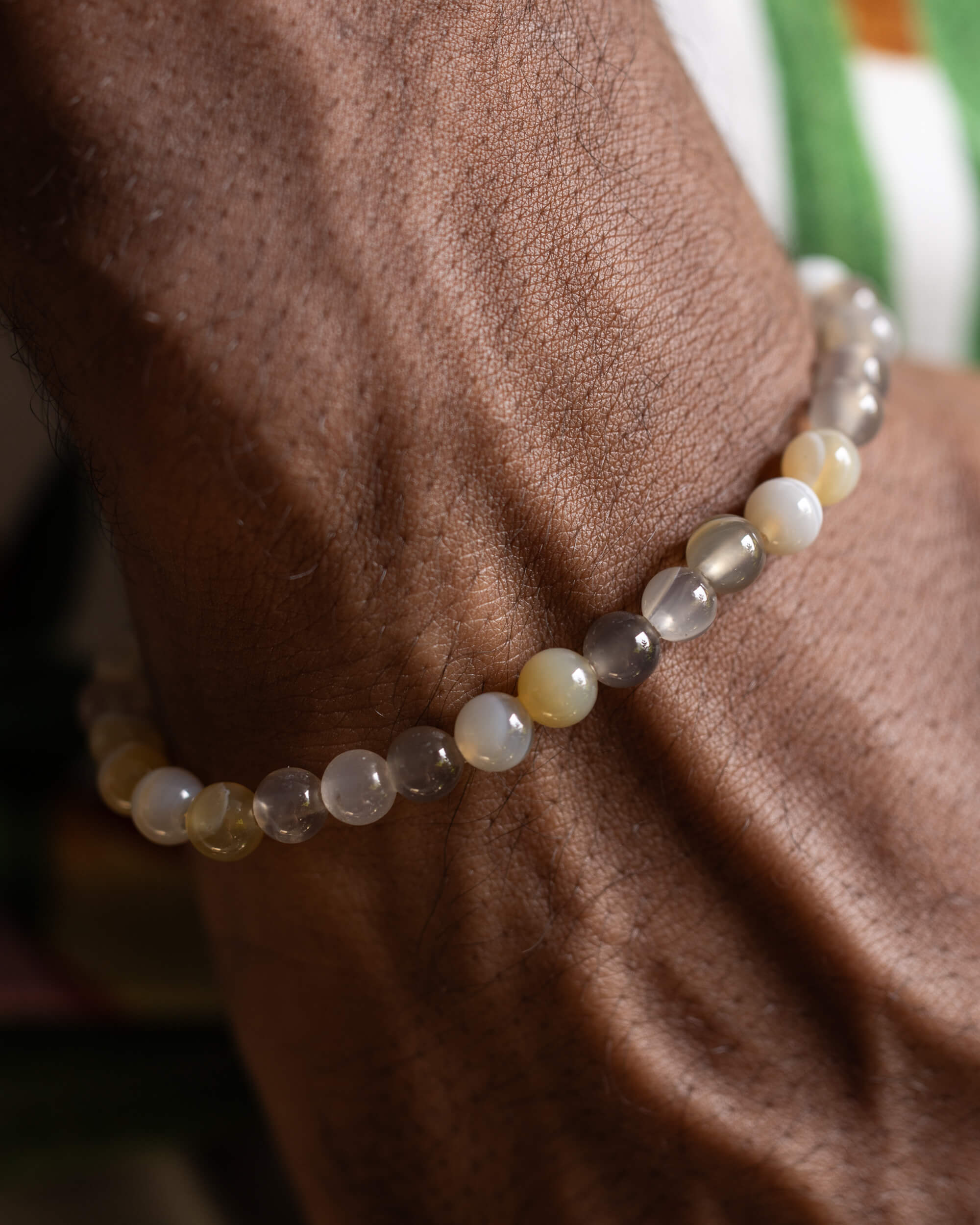 Pulsera de Ágata Gris puesta, detalle cercano sobre la muñeca