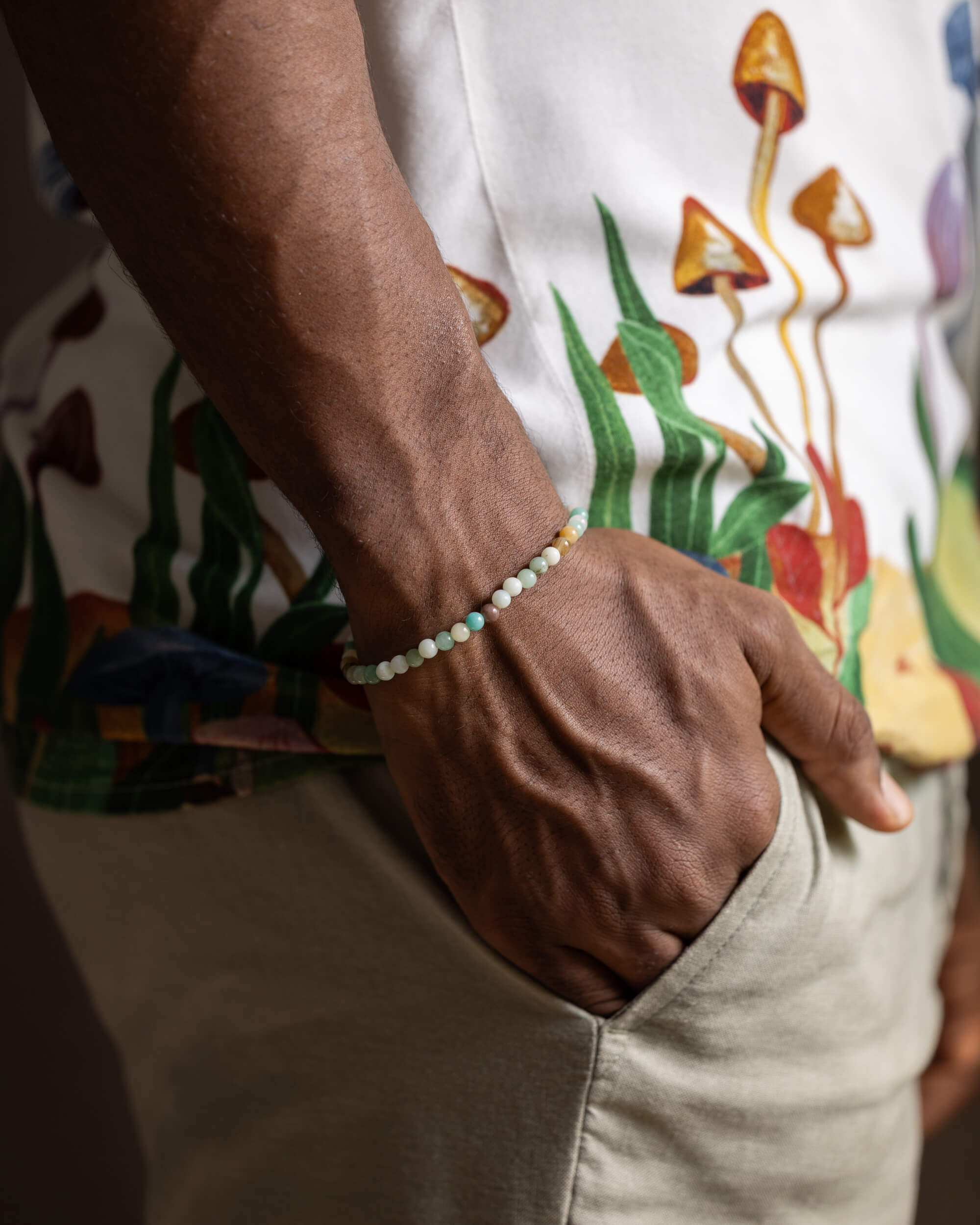 Pulsera de Amazonita puesta en la muñeca, mano dentro del bolsillo
