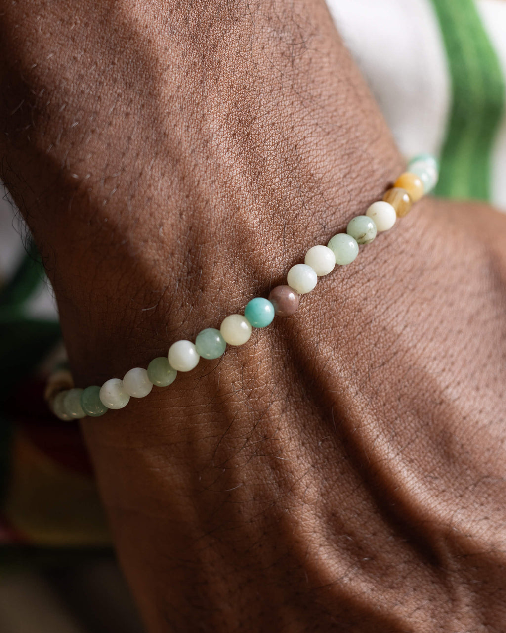 Pulsera de Amazonita puesta en la muñeca, vista cercana desde arriba