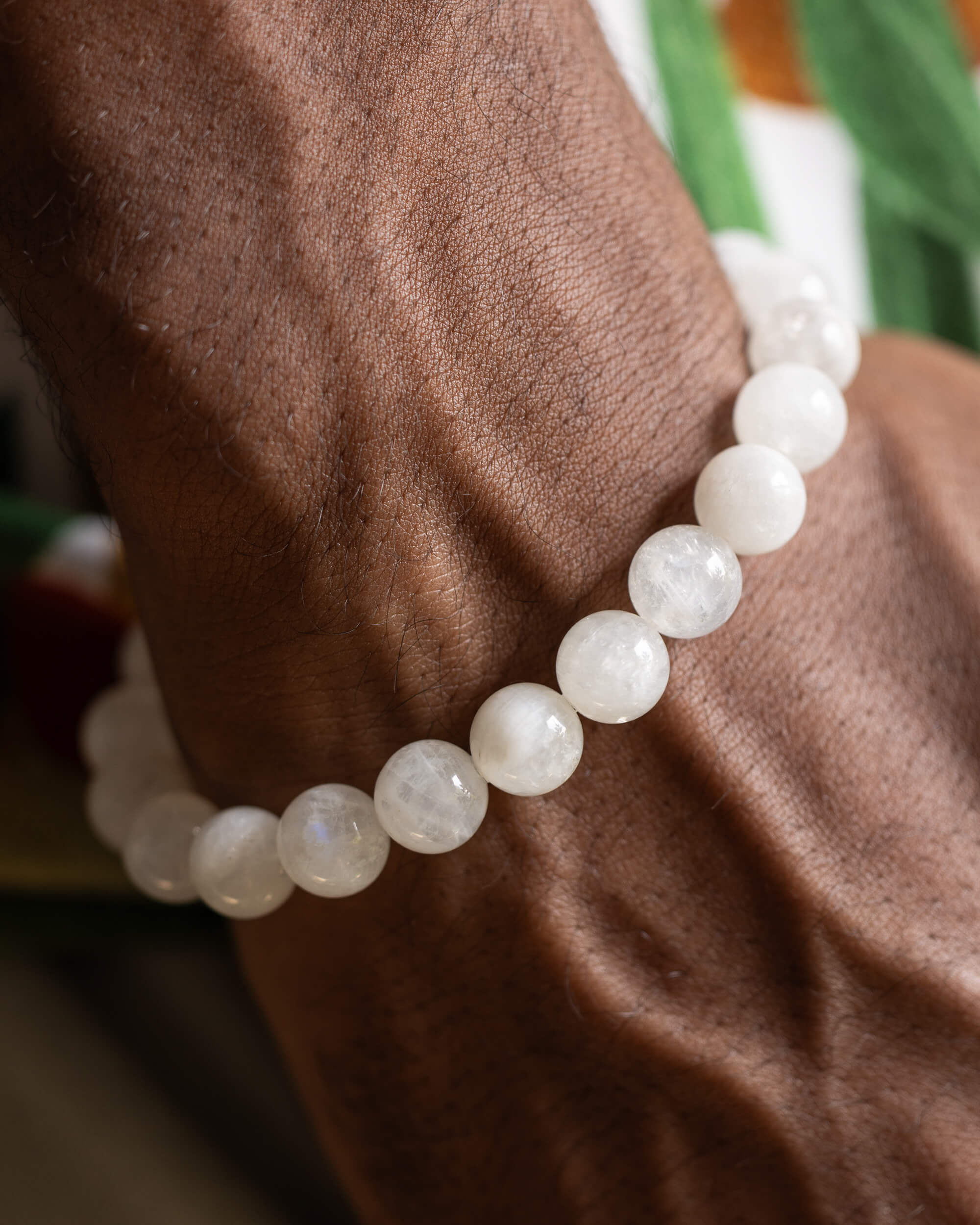 Pulsera de Piedra Luna puesta en la muñeca, vista desde arriba