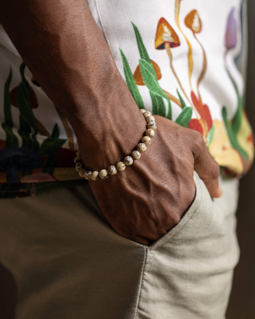 Pulsera de Feldespato Sódico puesta en la muñeca