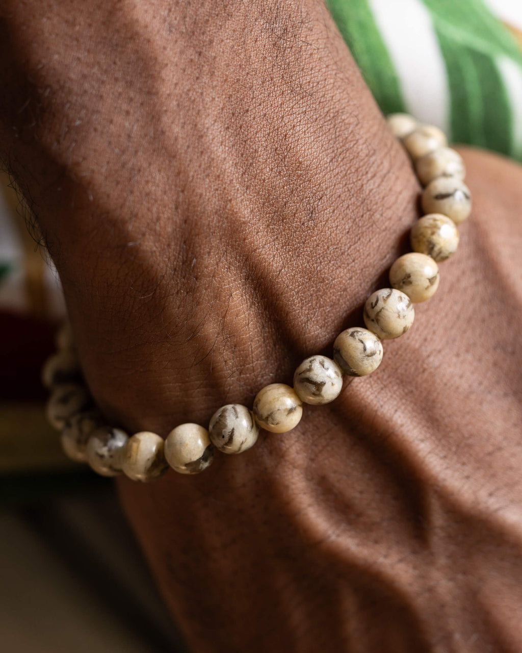 Pulsera de Feldespato Sódico puesta, detalle cercano sobre la muñeca