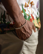 Pulsera de Maifanita puesta en la muñeca, con la mano en el bolsillo