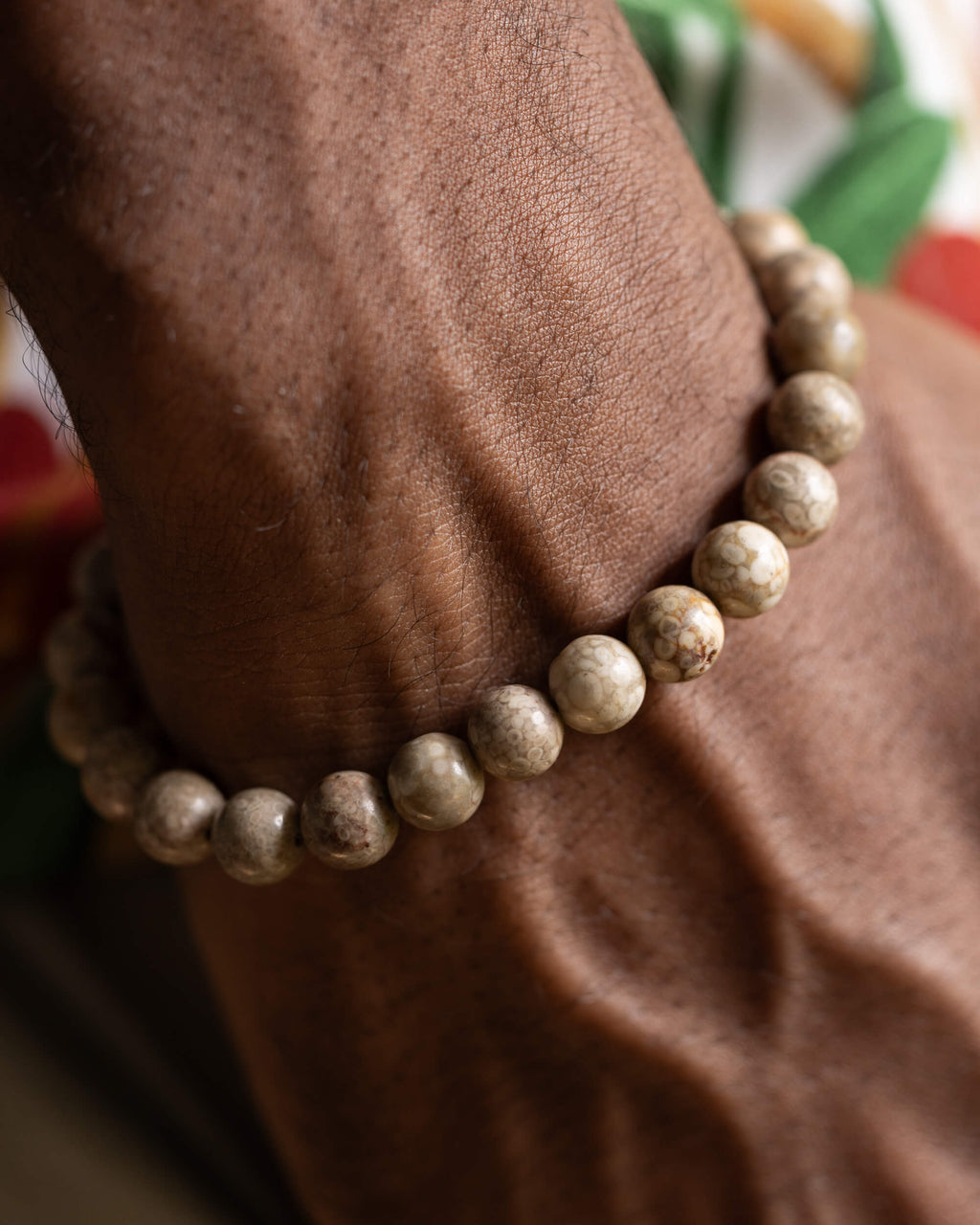 Pulsera de Maifanita puesta en la muñeca, detalle cercano de las cuentas