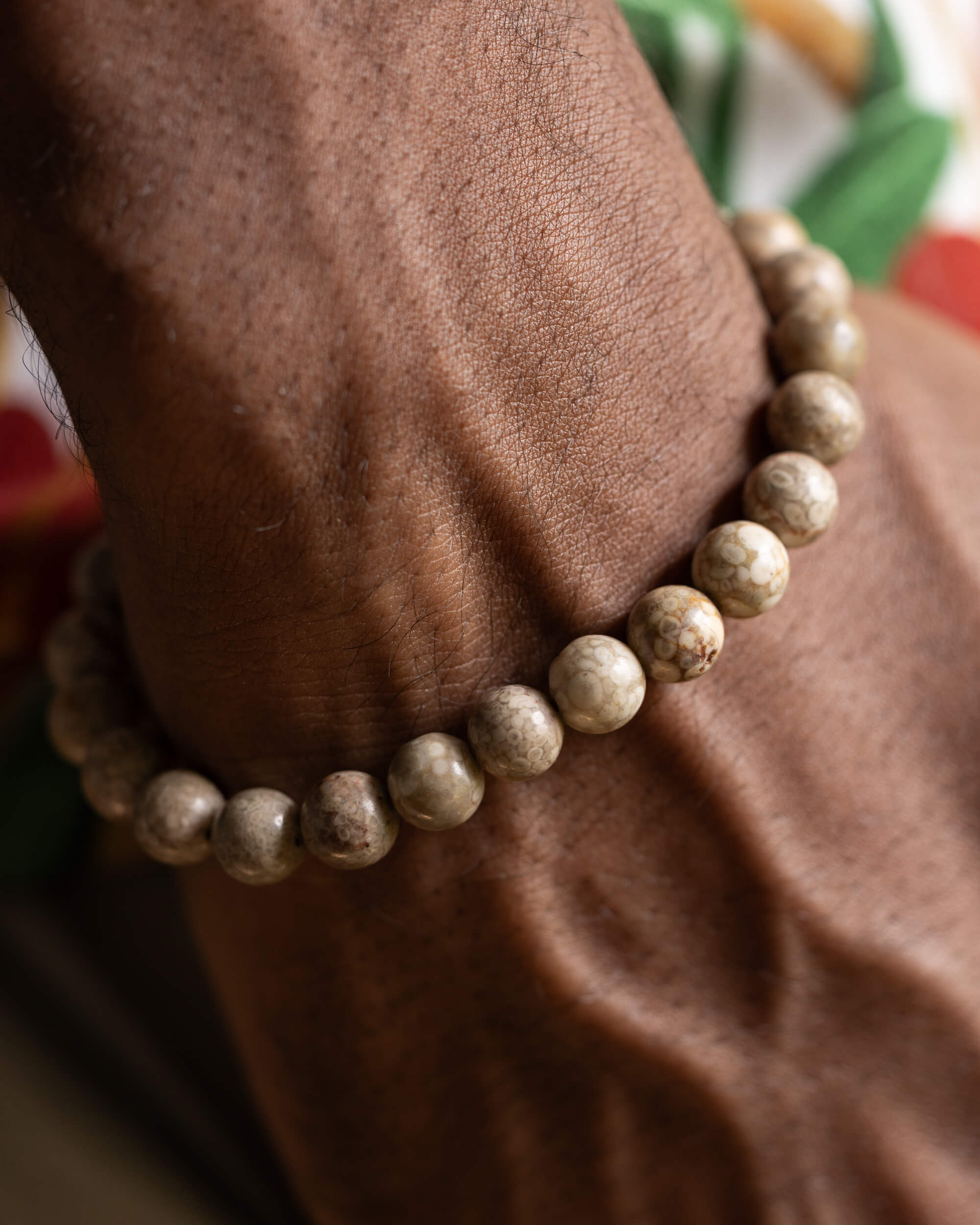 Pulsera de Maifanita puesta en la muñeca, detalle cercano de las cuentas
