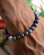 Pulsera de Dumortierita puesta, detalle cercano sobre la muñeca