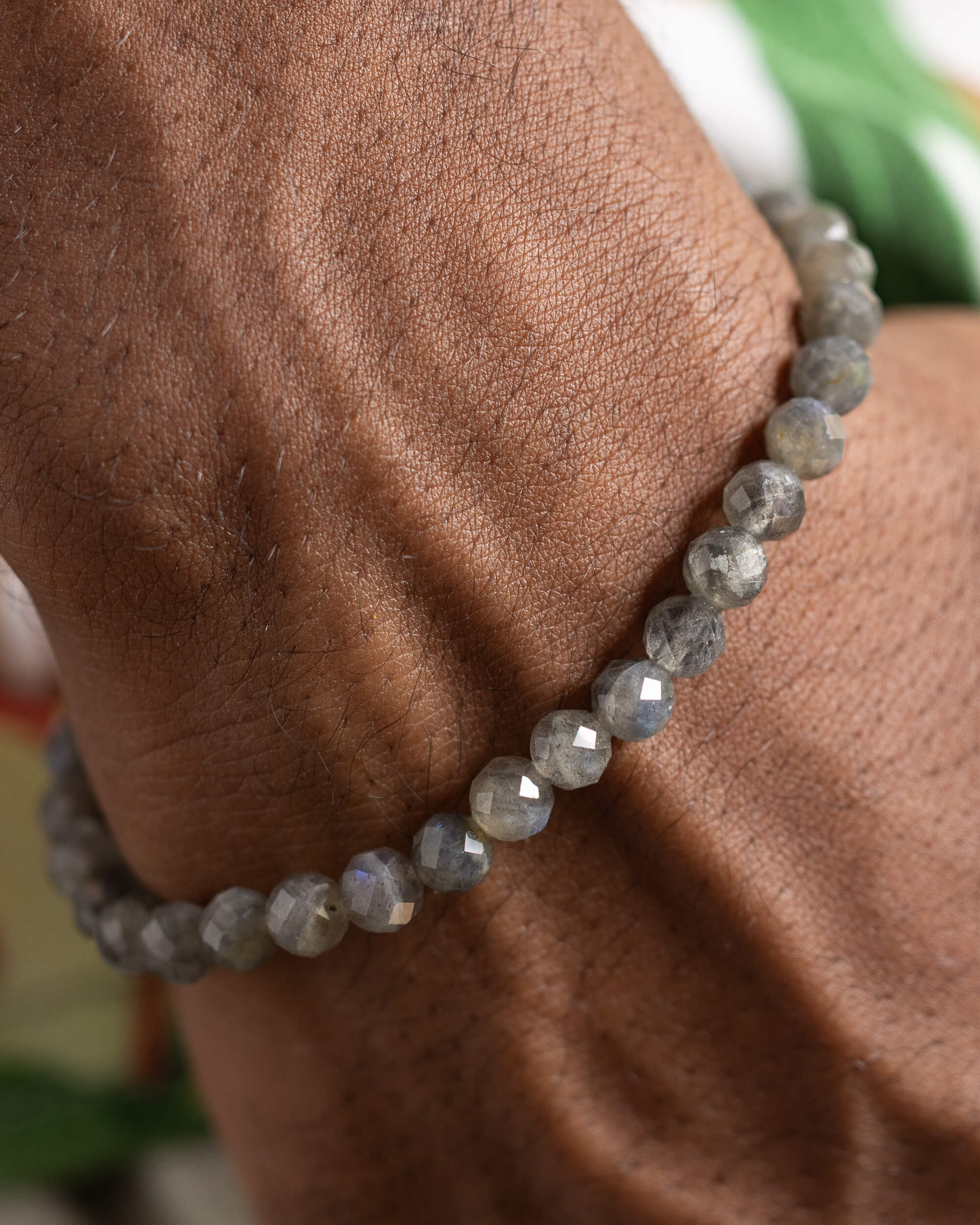 Pulsera de Labradorita puesta en la muñeca, vista cercana de las cuentas facetadas