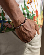 Pulsera de Turmalina Multicolor puesta en la muñeca, mano en el bolsillo