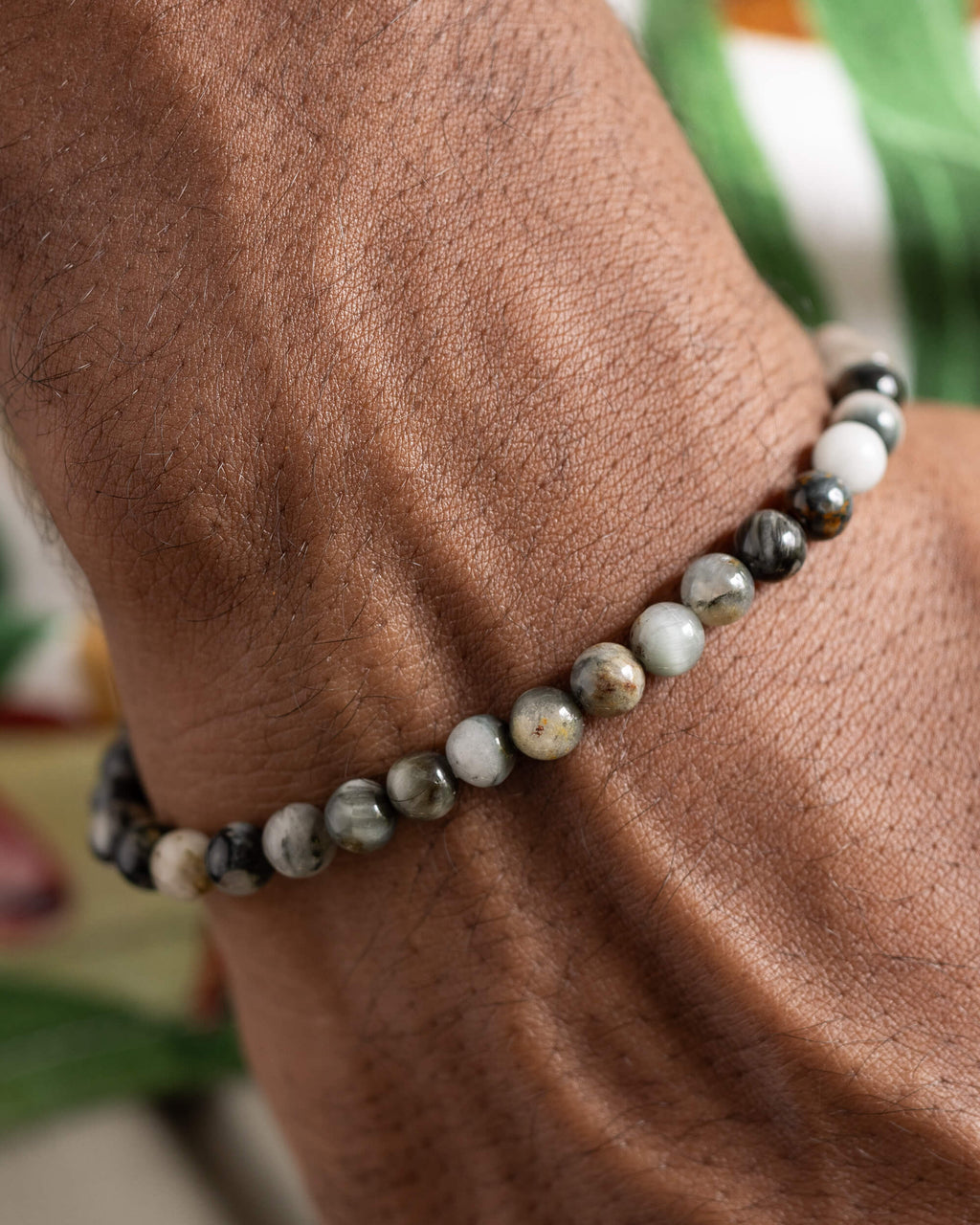 Pulsera de Ojo de Halcon puesta en la muñeca, de cerca sobre la piel