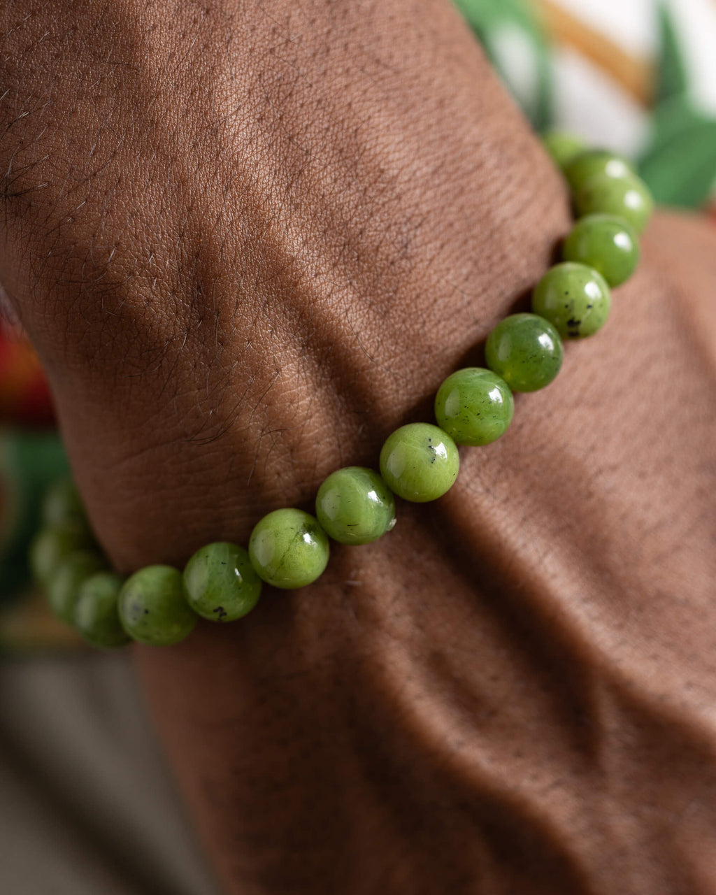 Pulsera de Jade Verde puesta en la muñeca, acercamiento a las cuentas