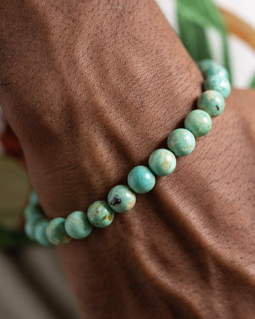 Pulsera de Turquesa Peruana puesta en la muñeca, vista cercana de las cuentas