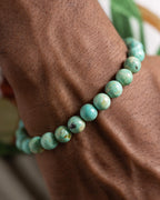 Pulsera de Turquesa Peruana puesta en la muñeca, vista cercana de las cuentas